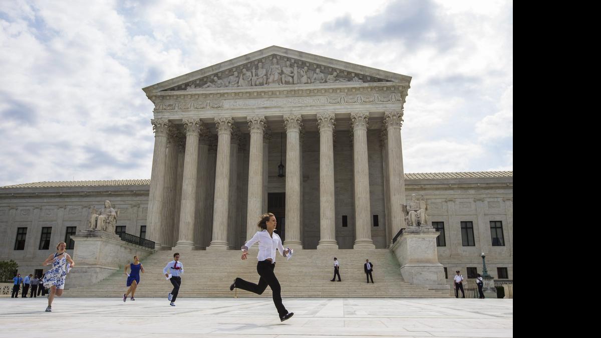 
Varios periodistas corren para informar de que el Tribunal Supremo ha dictaminado que han de mantenerse los subsidios otorgados para pagar los seguros médicos a nivel federal bajo la reforma sanitaria promulgada por el presidente Barack Obama en 2009, en Washington, Estados Unidos, hoy 25 de junio de 2015.
