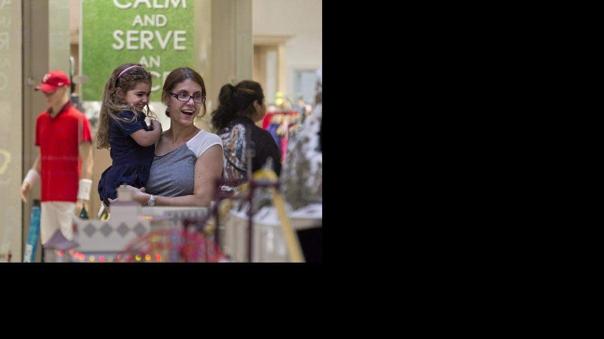 <cutline_leadin>Mary Urdaneta</cutline_leadin> de Hollywood carga a su hija de 3 años Katherine Urdaneta en el Aventura Mall el lunes.