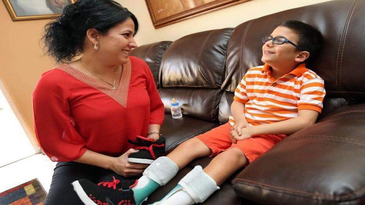 
Yordanka Fernández con su hijo Nicholas, de ocho años y quien padece de parálisis cerebral, en su casa en Hialeah.
