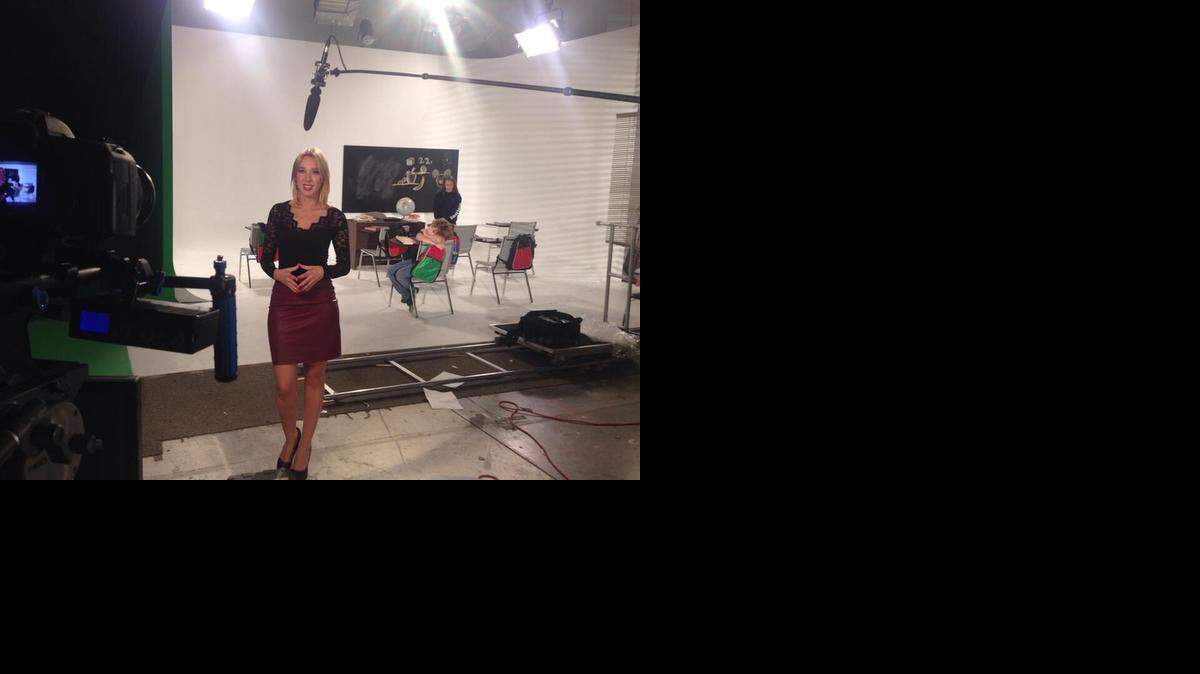 
Adriana Navarro, reportera de América TeVé es galardonada con un Emmy por una cobertura que hizo en España, su tierra natal, de los Sanfermines. 


