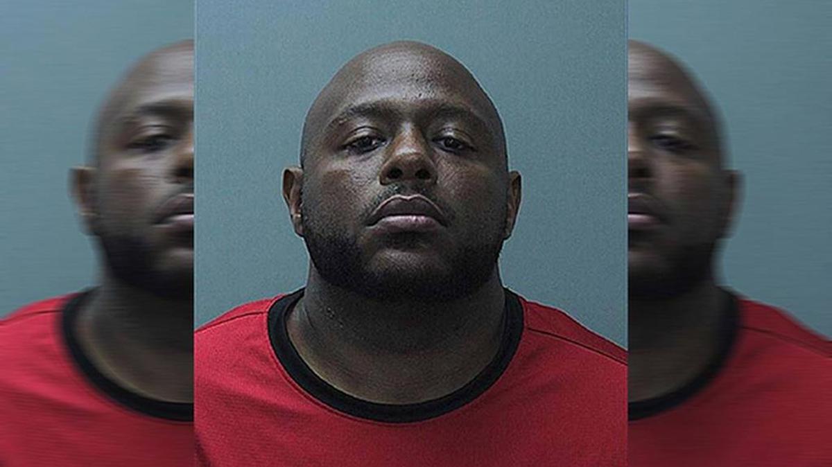 Detrick Lamar Hussey, de 35 años, guardia del Departamento de Penitenciarías de la Florida, fue detenido luego que, según la policía de Homestead, atrajo a una adolescente de 15 años para que tuviera relaciones sexuales con él.