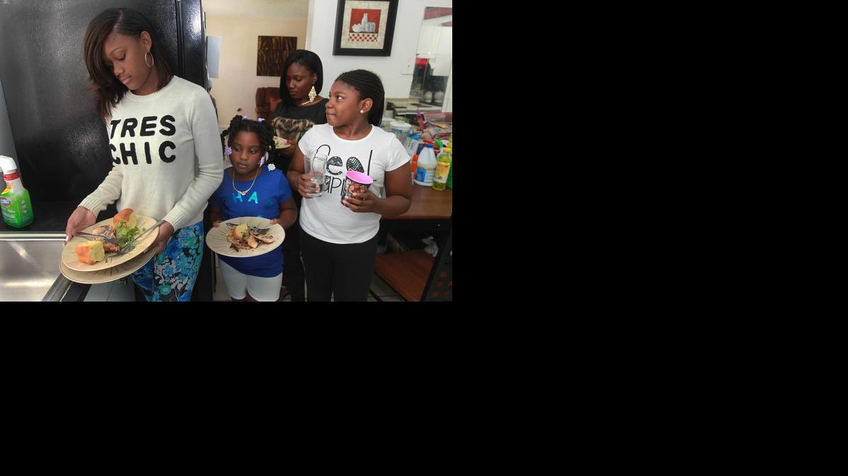 
Alicia Smith, al fondo con camiseta negra, recoge la loza del almuerzo junto a sus hijas Shanteria (izq.), Asia (cent.) y Jakira, este martes. La familia Smith es una de las tantas que, en el sur de la Florida, caen por debajo del nivel de pobreza, según el estudio de United Way.



