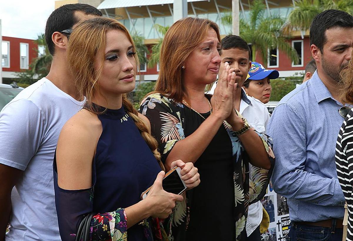 Maria Eugenia Tavares (der.) con su hija Alejandra Carmona no pueden contener el llanto al recordar a Génesis Carmona, 22, una de las víctimas de las protestas contra el gobierno de Nicolás Maduro. Ambas asistieron a un mural tributo a las víctimas dedicado el sábado en Doral, Florida.