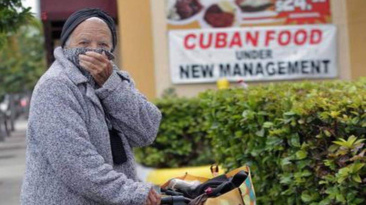 
Ana Cabezas se protege del frío en Hialeah. C.M.GUERRERO/EL NUEVO HERALD 
