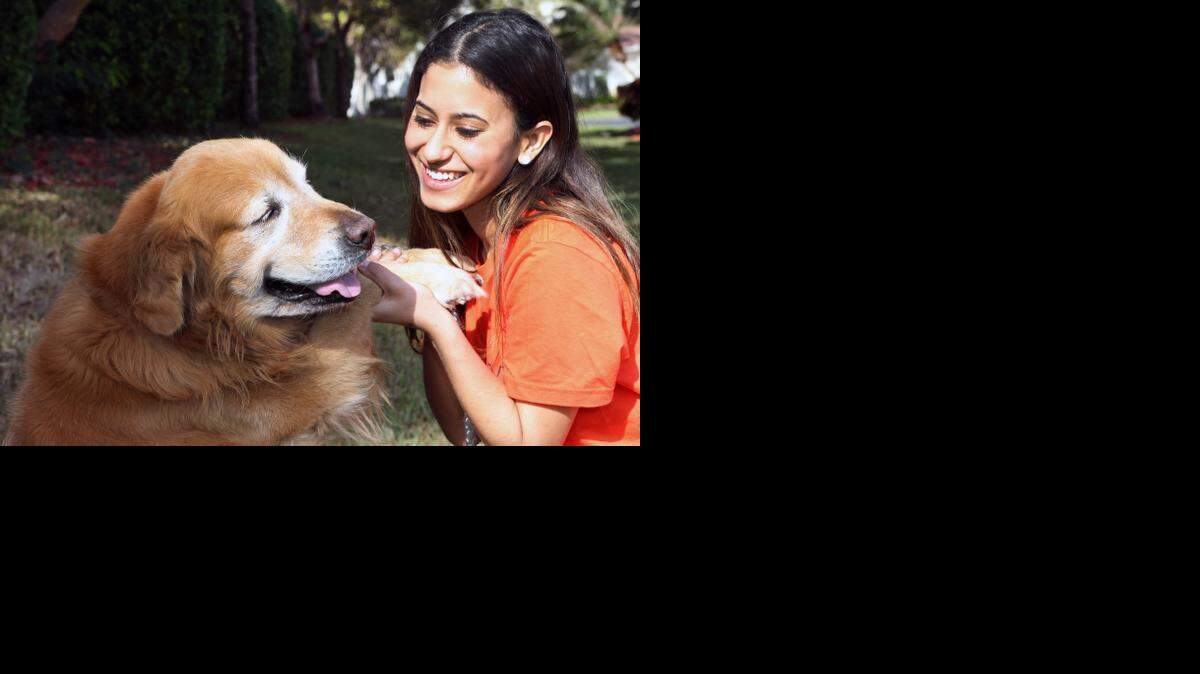 
Stephanie Duno jugando con Bam Bam, ella recibió una beca como reconocimiento a su labor en pro de los derechos de los animales. 
