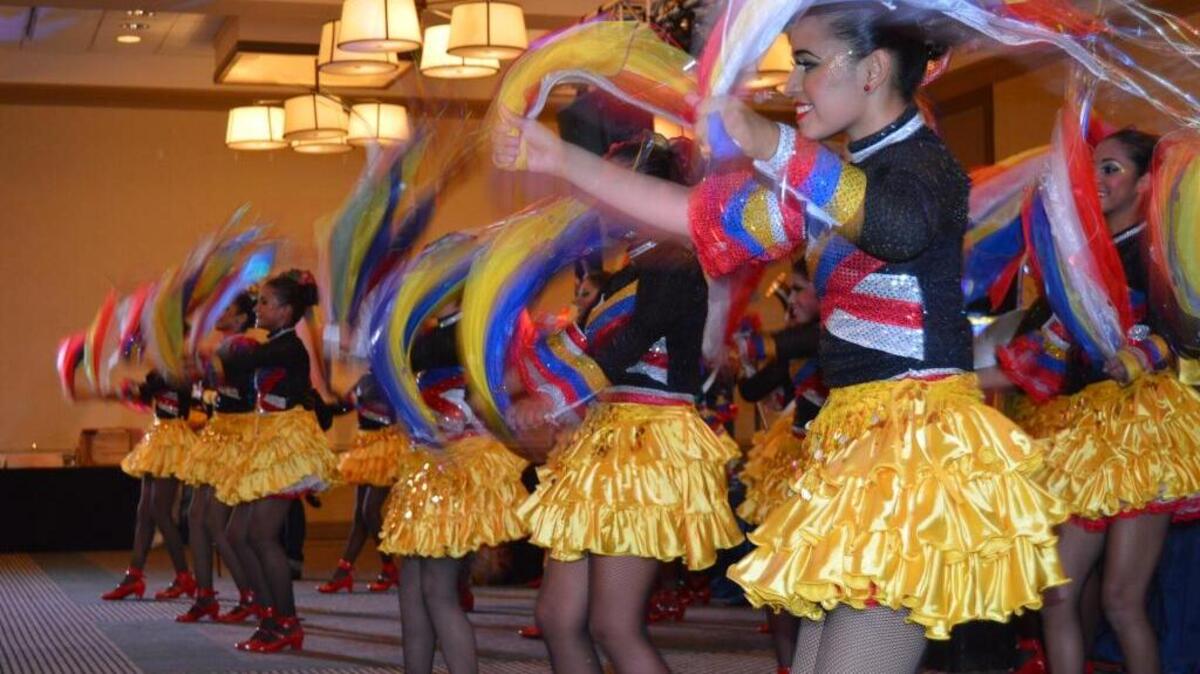 Unos 34 artistas presentar de un espectáculo de luz y color acompañado por danzas, malabares y música colombiana tradicional y contemporánea.