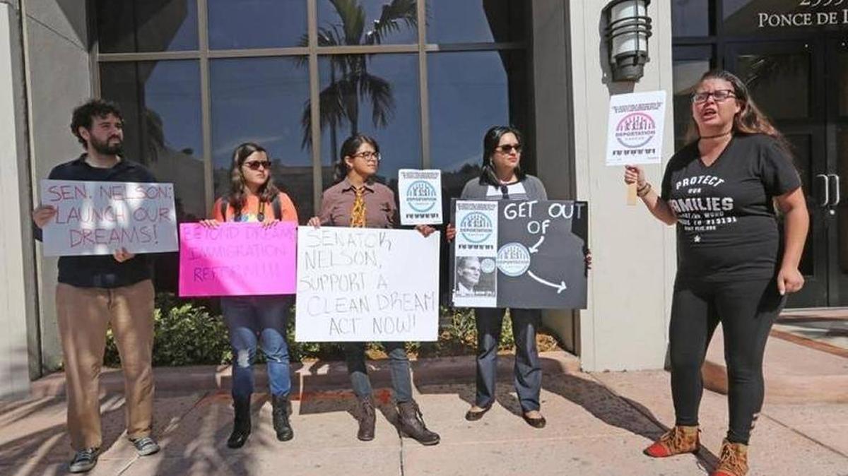 Un grupo de ‘dreamers’ protesta frente a la oficina del senador Bill Nelson en Coral Gables, exigiendo que rechace cualquier acuerdo de gastos que no aborde el estatus de más de 800,000 jóvenes que fueron traídos al país cuando eran niños por sus padres.