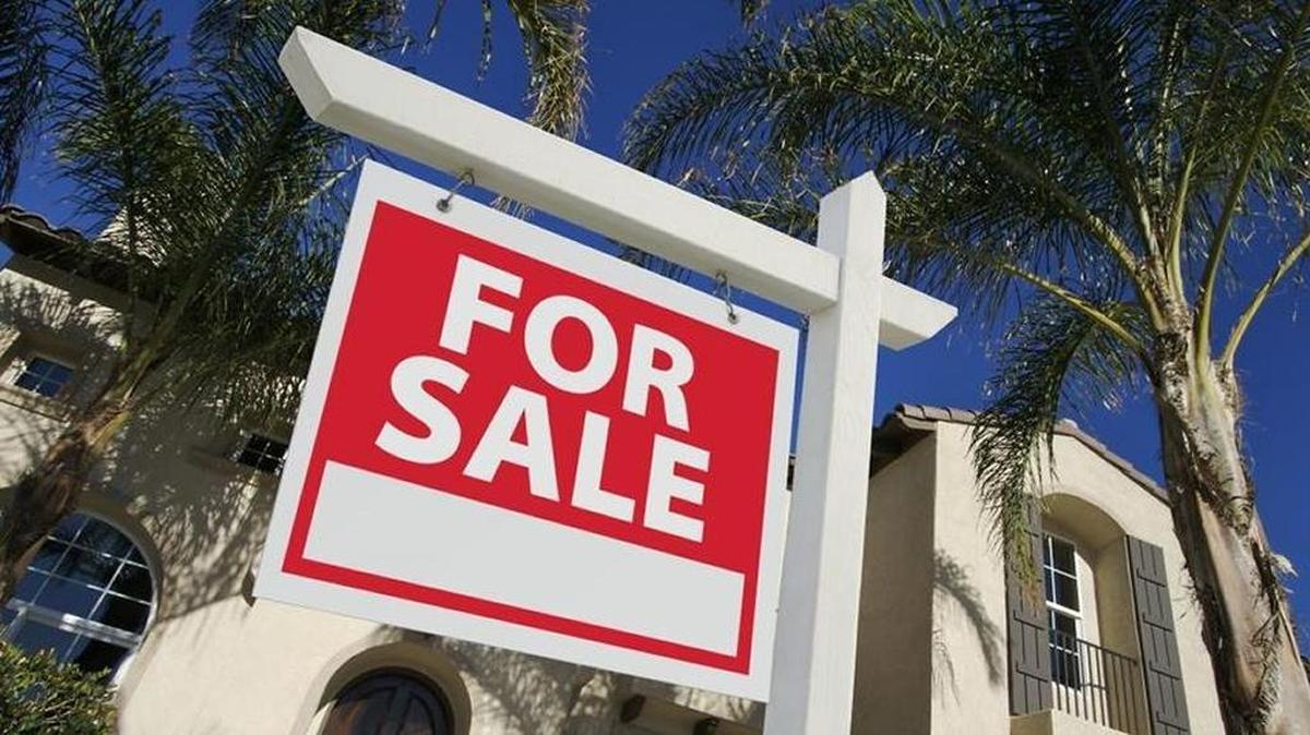 Entre las posibilidades de “dolarizar” sus inversiones una muy rentable puede ser la de adquirir una vivienda en Miami, sólo se requiere pasaporte con visa de turista vigente y  comprobar que cuenta con los recursos para hacer la inversión.
