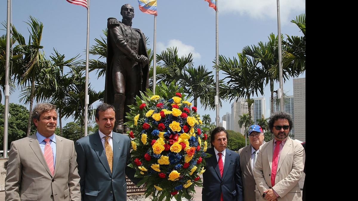 
José Gregorio Tovar (izq.), los ex presidente Jorge Quiroga (Bolivia) y Alejandro Toledo (Perú), Raúl Pérez y Vladimiro Mujica, con la ofrenda floral puesta ante la estatua del libertador Simón Bolívar, en Miami.
