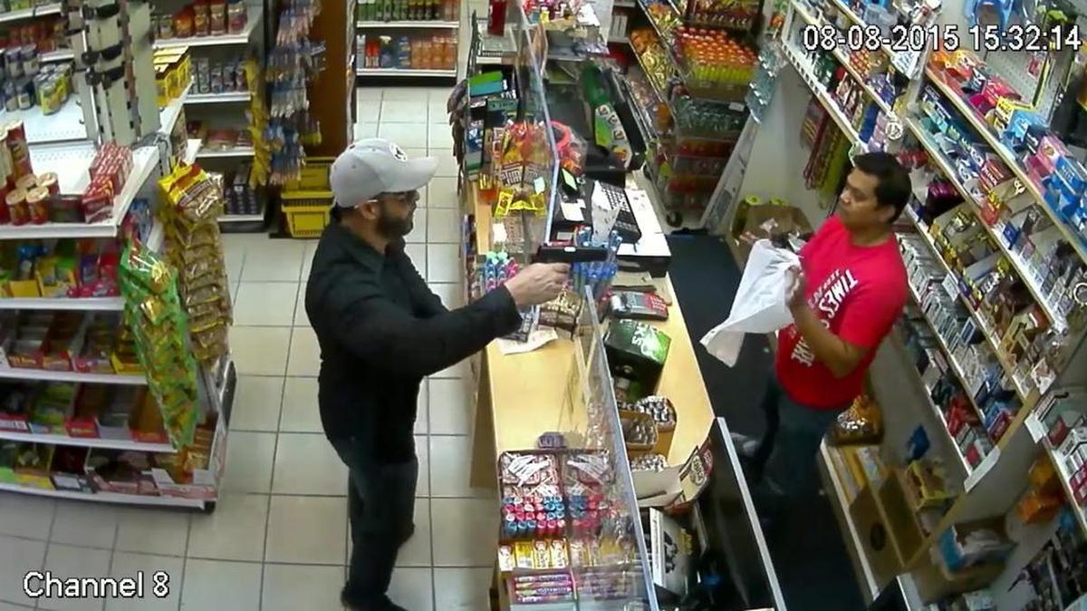 
Los detectives de Hialeah arrestaron Giorgi Guillama, aparentemente es el sujeto que se ve en esta captura de video, en pleno robo a mano armada a una tienda.

