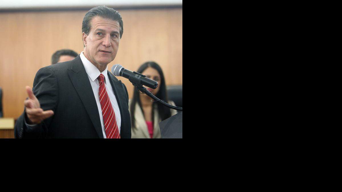 
El alcalde de Hialeah, Carlos Hernández, habla a los medios de prensa en el ayuntamiento de la ciudad en abril del 2014. 


