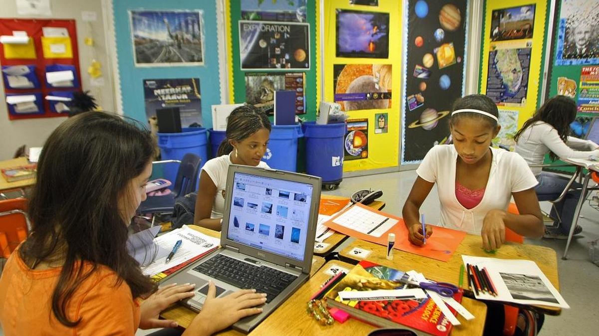Estudiantes de séptimo grado en Ramblewood Middle School en Coral Springs trabajan en grupo.