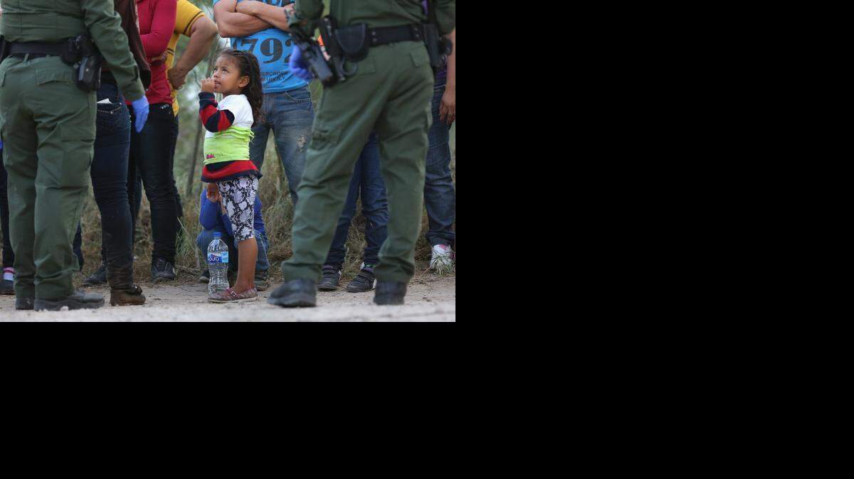 Más de 51,000 menores procedentes de El Salvador, Guatemala y Honduras cruzaron la frontera sin sus padres durante el año fiscal 2014 huyendo de la violencia de pandillas, la pobreza y situaciones familiares de abuso. Archivo. 