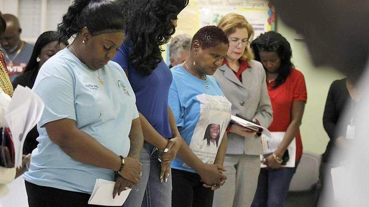 Familiares y amigos recuerdan a Carnell Williams-Thomas, de 2 años, en el complejo Arthur Mays Villas en Goulds el miércoles. Carnell fue asesinado el viernes por la noche por una bala perdida mientras montaba una patineta en el complejo de viviendas.