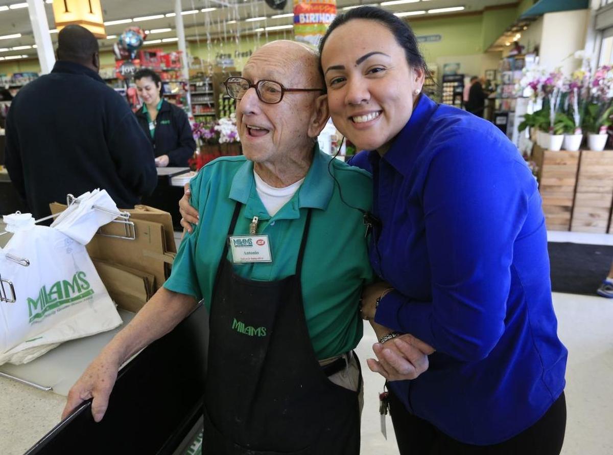 Antonio Guasp recibe el afecto de la mánager Melissa García en el supermercado Milam de Miami Springs, el 15 de diciembre.
