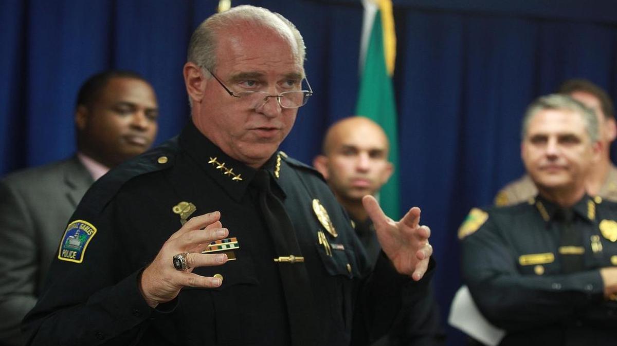 El jefe de la policía de Coral Gables. Edward Hudak, Jr., durante una conferencia de prensa en el 2015.