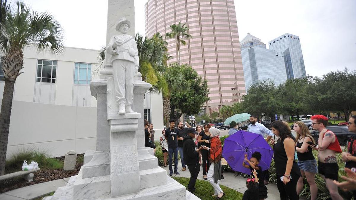 Activistas locales protestan el lunes frente al edificio del gobierno del condado de Hillsborough, Tampa, por el monumento.