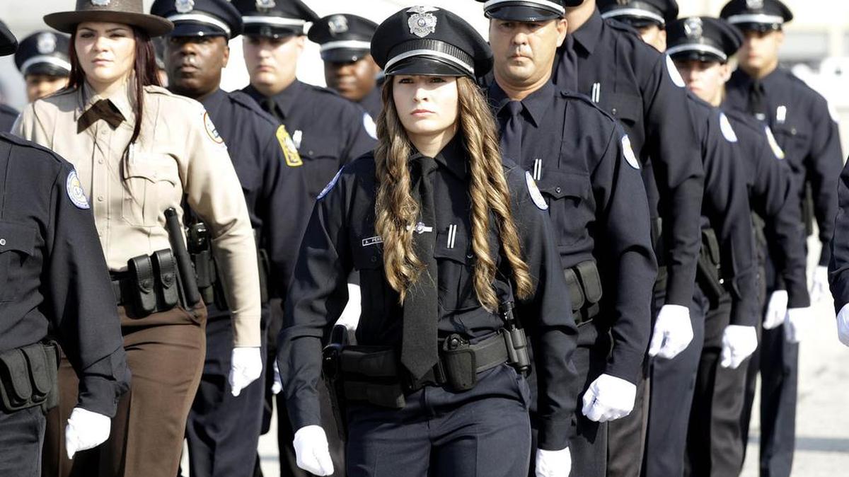 Graduados de la escuela de cumplimiento de la ley del Miami-Dade College en marzo del 2008.