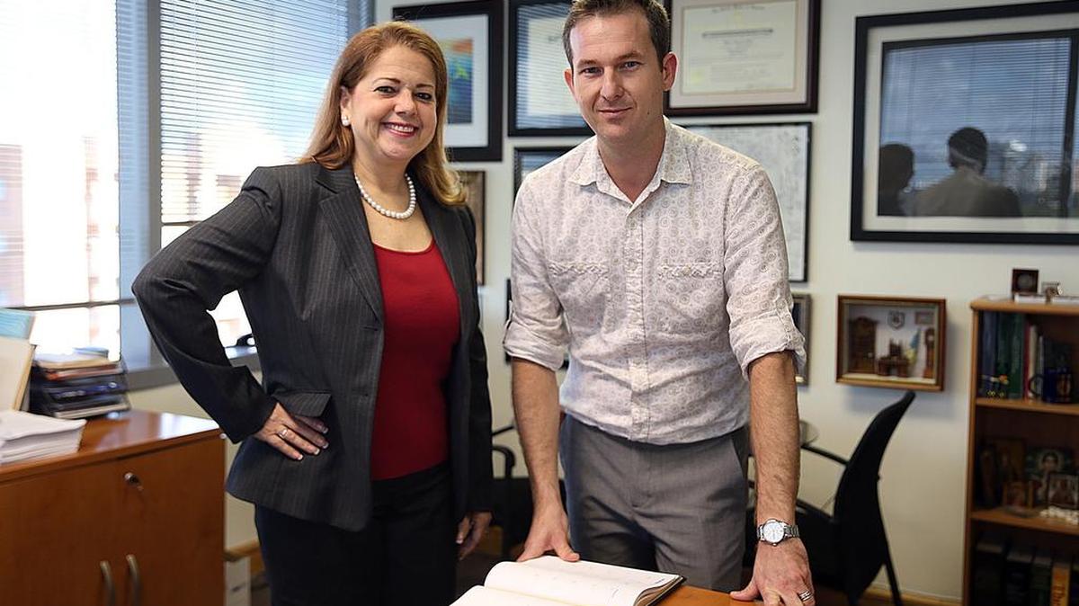 Rebeca Sánchez-Roig, abogada de inmigración, junto a su cliente José Crespo-Cagnant, quien fue deportado varias veces después de cruzar la frontera sin papeles.