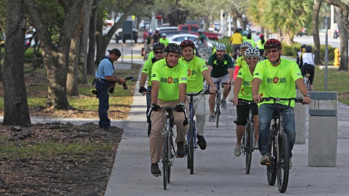 El Alcalde de Miami-Dade Carlos A. Giménez, y (derecha) y el director de parques de Miami-Dade Jack Kardys en la estación de Metrorail de Miami en marzo.
