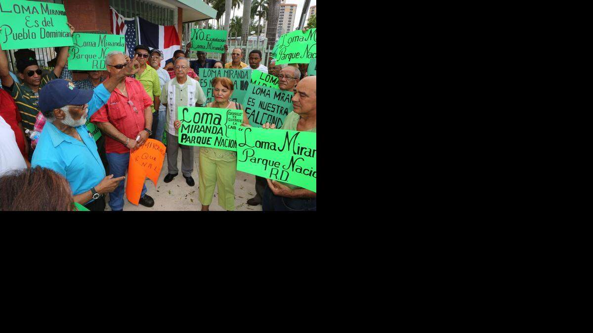 
Activistas Dominicanos protestaron el domingo por la explotacion de Loma Miranda y exigen que sea declarada Parque Nacional.
