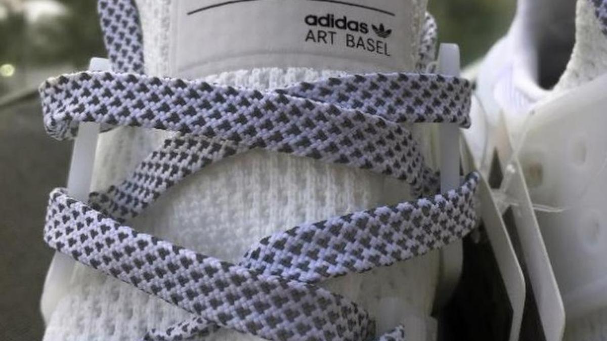 Una zapatilla deportiva adidas de edición limitada “Art Basel”, como aparece en una imagen presentada en el tribunal.