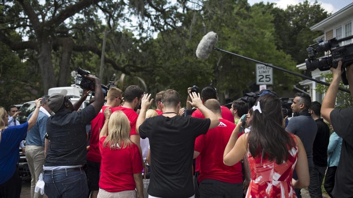 Familiares y amigos se manifiestan en frente de la discoteca Pulse en Orlando, el lunes en memoria a las 49 víctimas mortales, la mayoría hispanas, de la matanza perpetrada el pasado fin de semana en una discoteca.