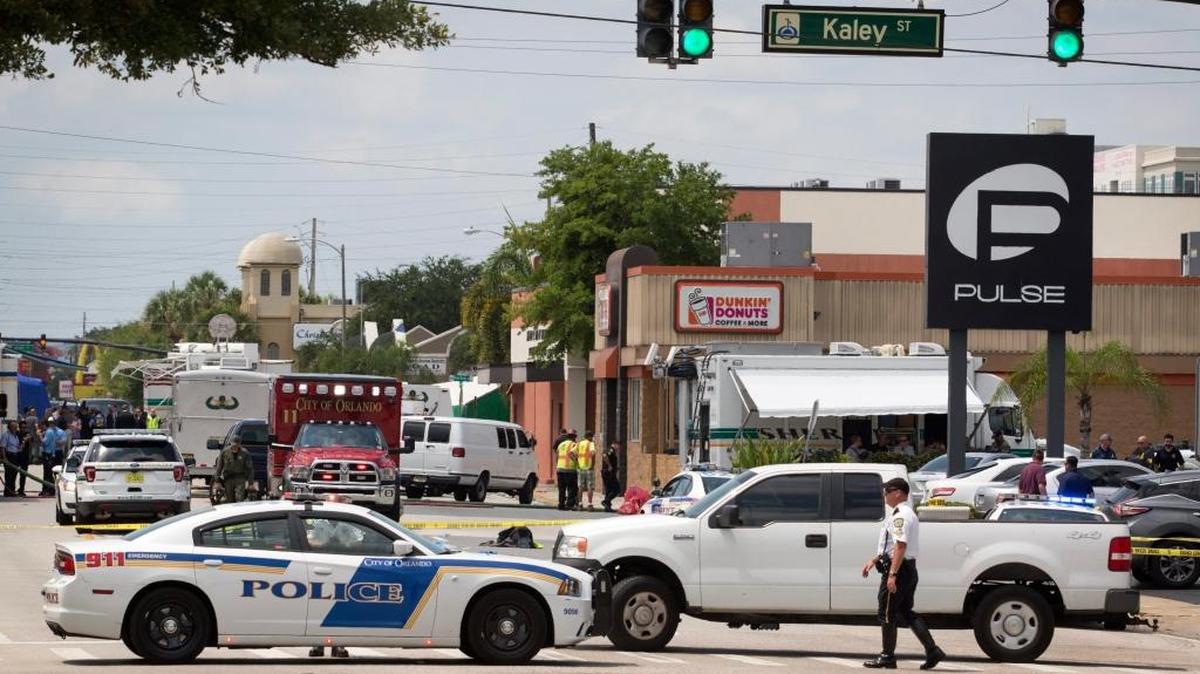 Agentes policiales inspeccionan la escena de la masacre en Orlando, el domingo, ocurrida en la discoteca Pulse en esa ciudad.