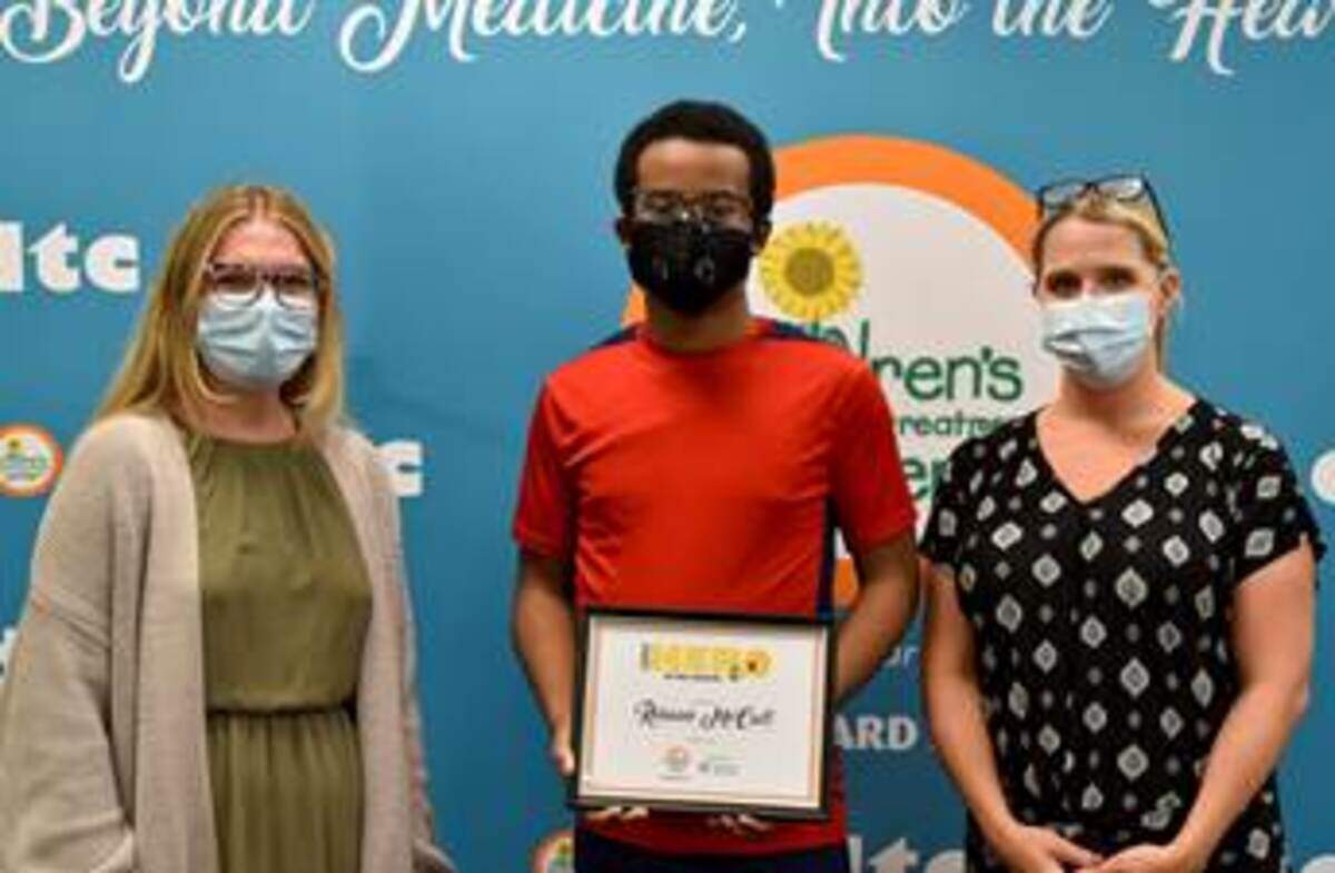 Rasaan McCall tiene una enfermedad de células falciformes y ha sido tratado durante años en el Children’s Diagnostic and Treatment Center. En septiembre fue nombrado Héroe del Mes y se le ve en esta foto con Shelby Casper y Kristen Ely, de su equipo de atención.