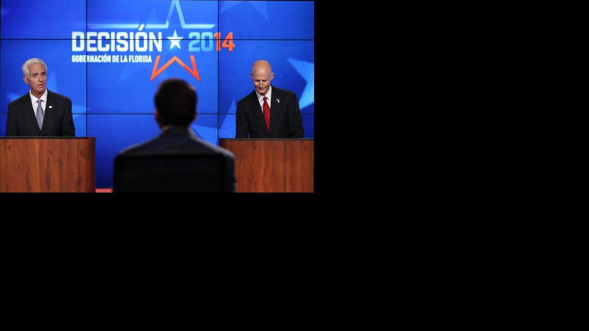 
El democrata Charlie Crist (izq.) y el gobernador republicano Rick Scott, poco antes del inicio de su primer debate en las instalaciones de la cadena Telemundo. 
