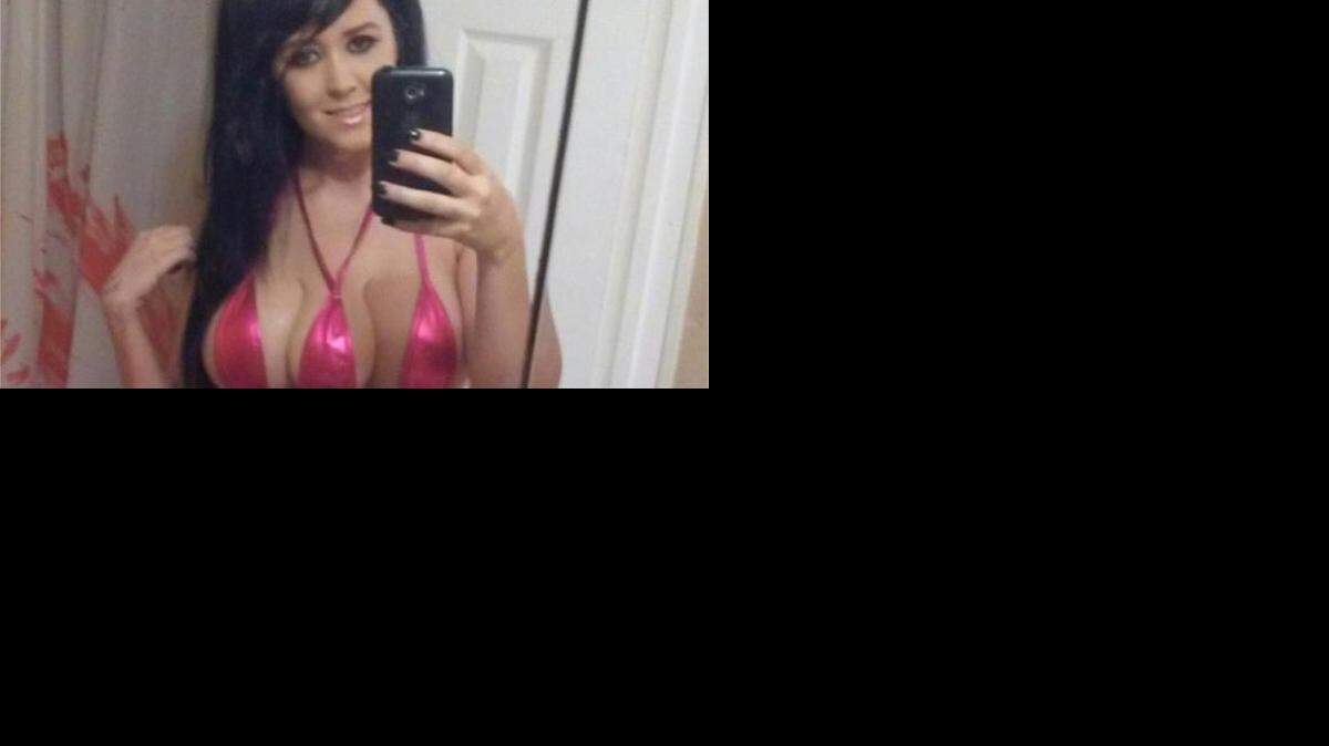 
La joven de los tres senos se hace llamar “Jasmine Tridevil“, tiene 21 años y es residente de Tampa, en el centro de Florida.
