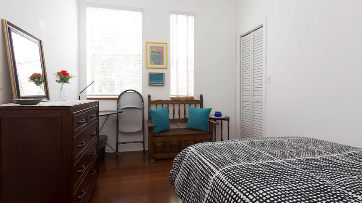 Una de las habitaciones de Aida Serousse en su townhouse de Coconut Grove, que renta a $62 la noche con airbnb.