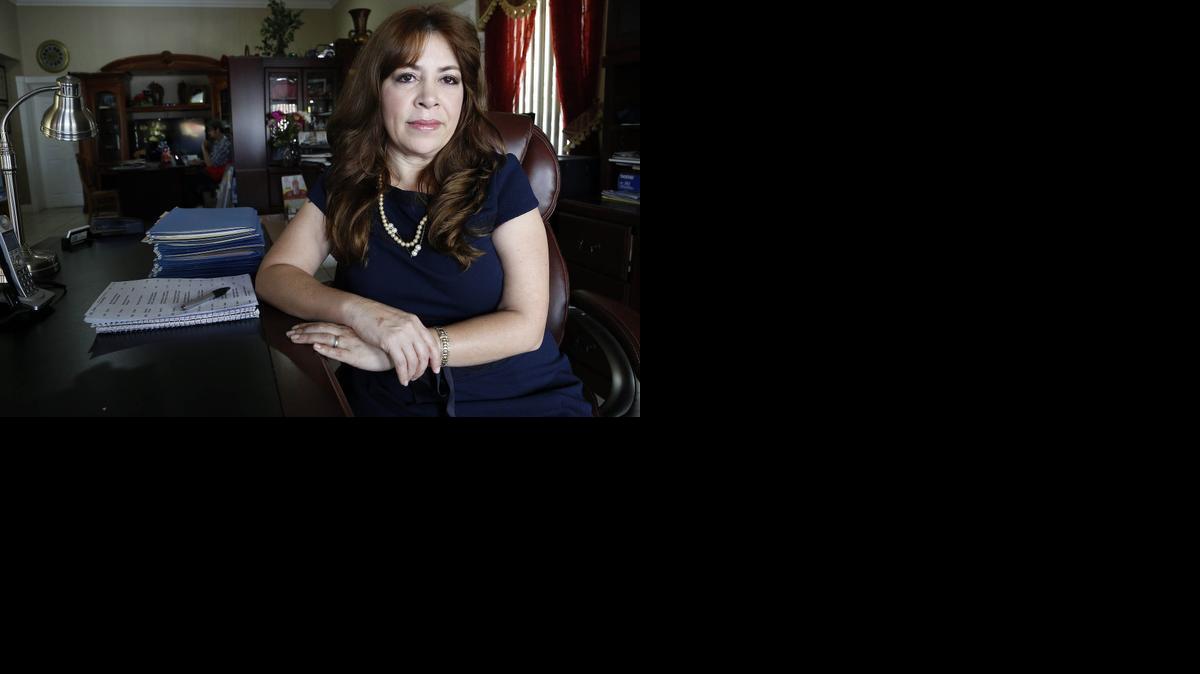 
La activista Nora Sándigo en su oficina de Fraternidad Americana en Miami.
