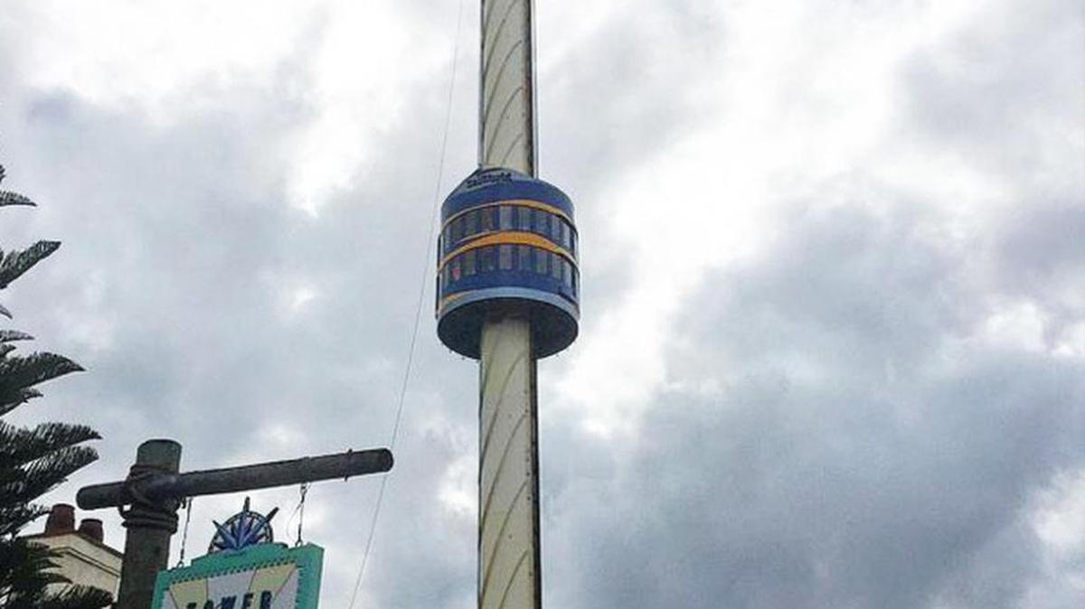 Vista de SkyTower con el grupo de pasajeros atascados en el aire el lunes 21 de diciembre en SeaWorld Orlando. La foto fue publicada en Instagram/orlando_sonido.