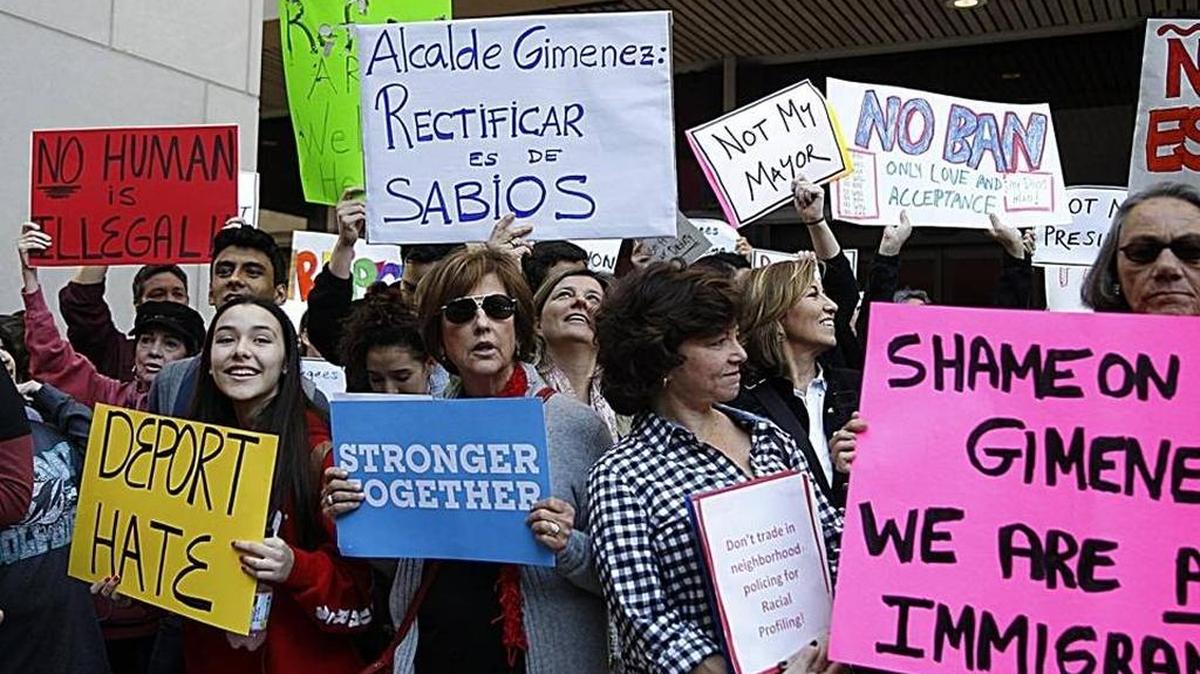 Manifestantes protestan frente a la sede del gobierno municipal del condado Miami-Dade por una decisión del alcalde Carlos Giménez sobre la ciudad santuario.
