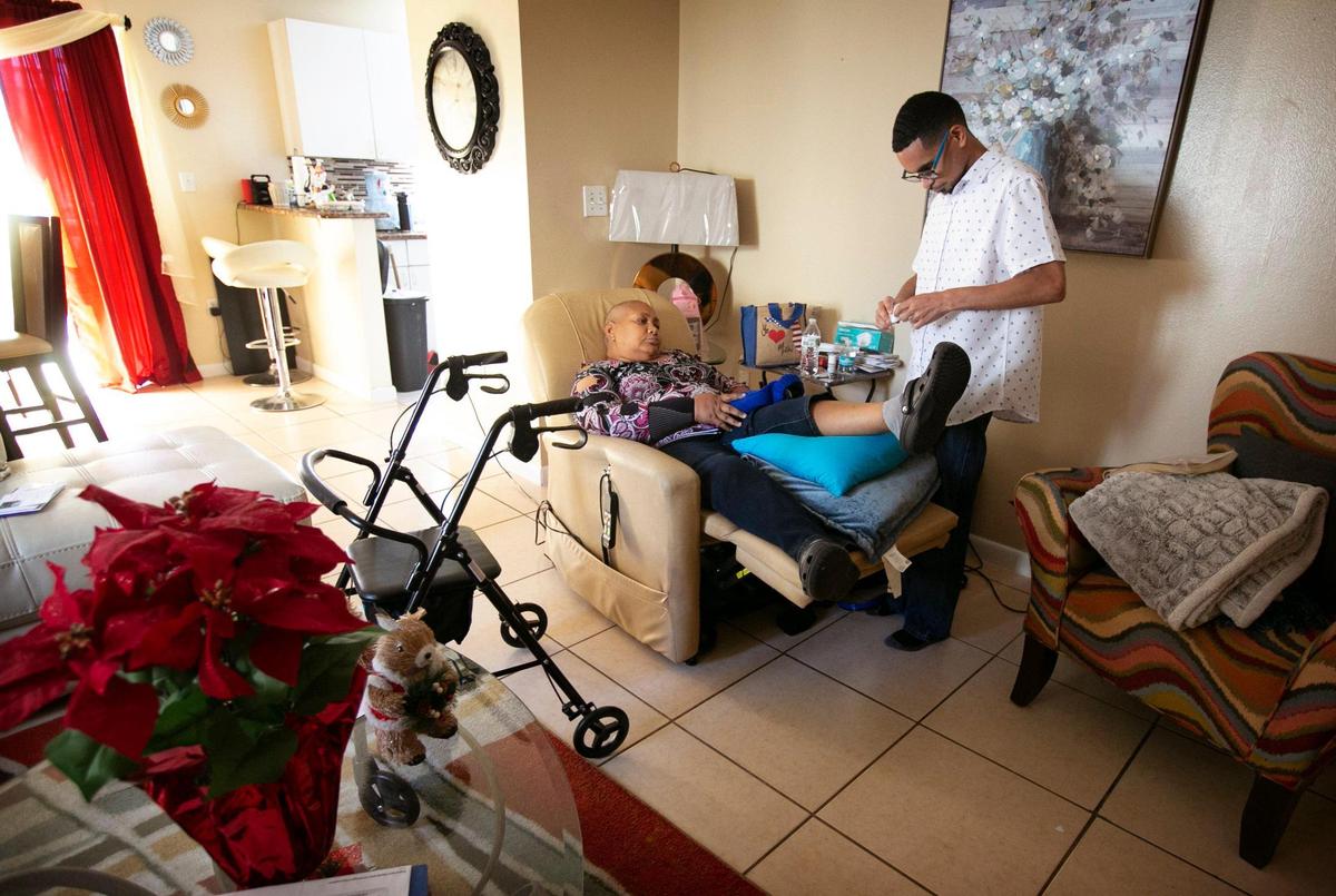 A María Rosario, de 55 años, le invade la emoción al hablar de la generosidad y la amabilidad que su hijo, André Amador, muestra hacia ella. Viven en Brownsville.