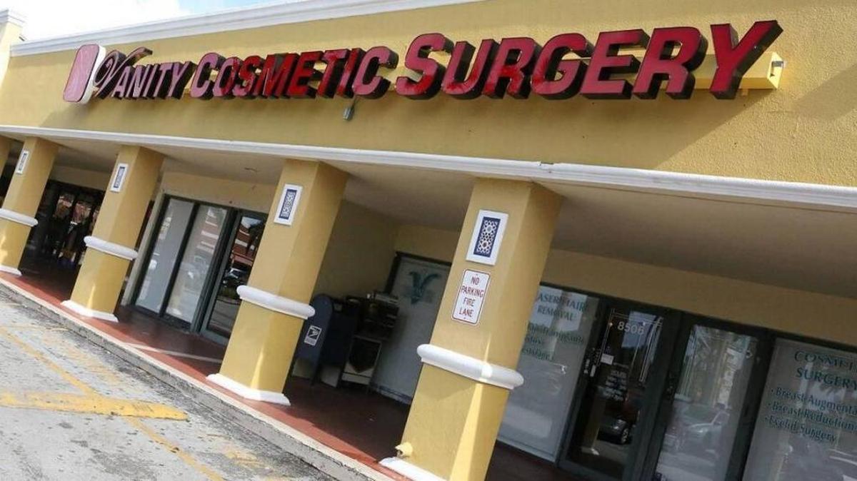 La antigua Vanity Cosmetic Surgery, en 8504 SW Calle Ocho, es ahora la sede de Jolie Surgery Center, que tiene una licencia de masajes del Departamento de Salud de la Florida. Por lo menos cuatro mujeres han fallecido desde el 2013 tras operaciones en el mismo lugar.