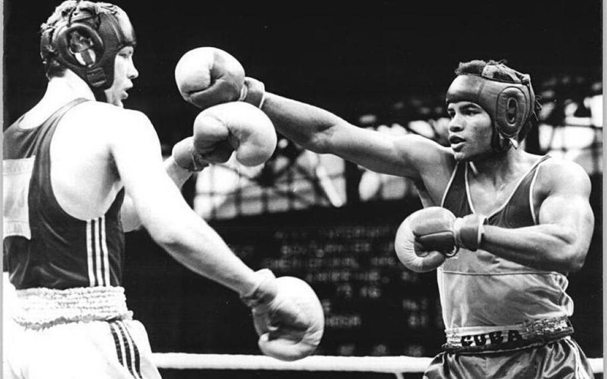 ANGEL ESPINOSA enfrenta a Henry Maske (i) en la Copa Química de Halle en 1987.