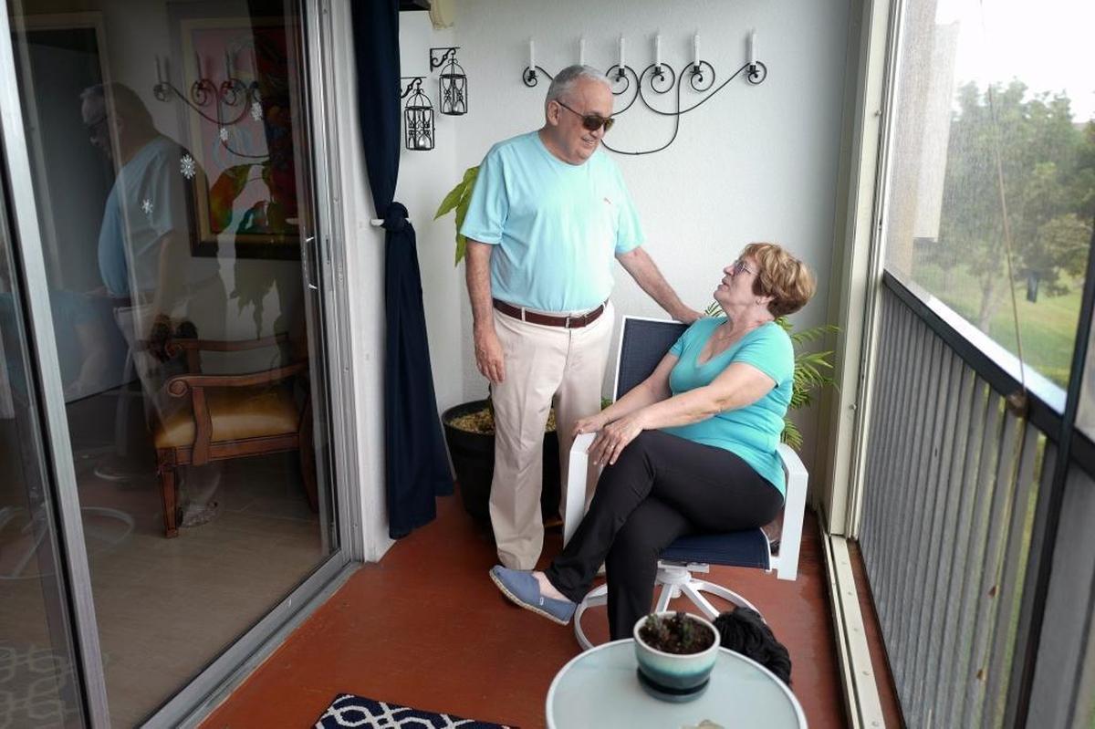 Manolo y Maritza Sánchez en su nuevo apartamento en Century Village, Pembroke Pines. El matrimonio de retirados decidió vender su antigua casa de 3,000 pies cuadrados en Miami Lakes para comprar este apartamento, lo que representa un sustancial ahorro en impuestos, seguros y gastos de mantenimiento.