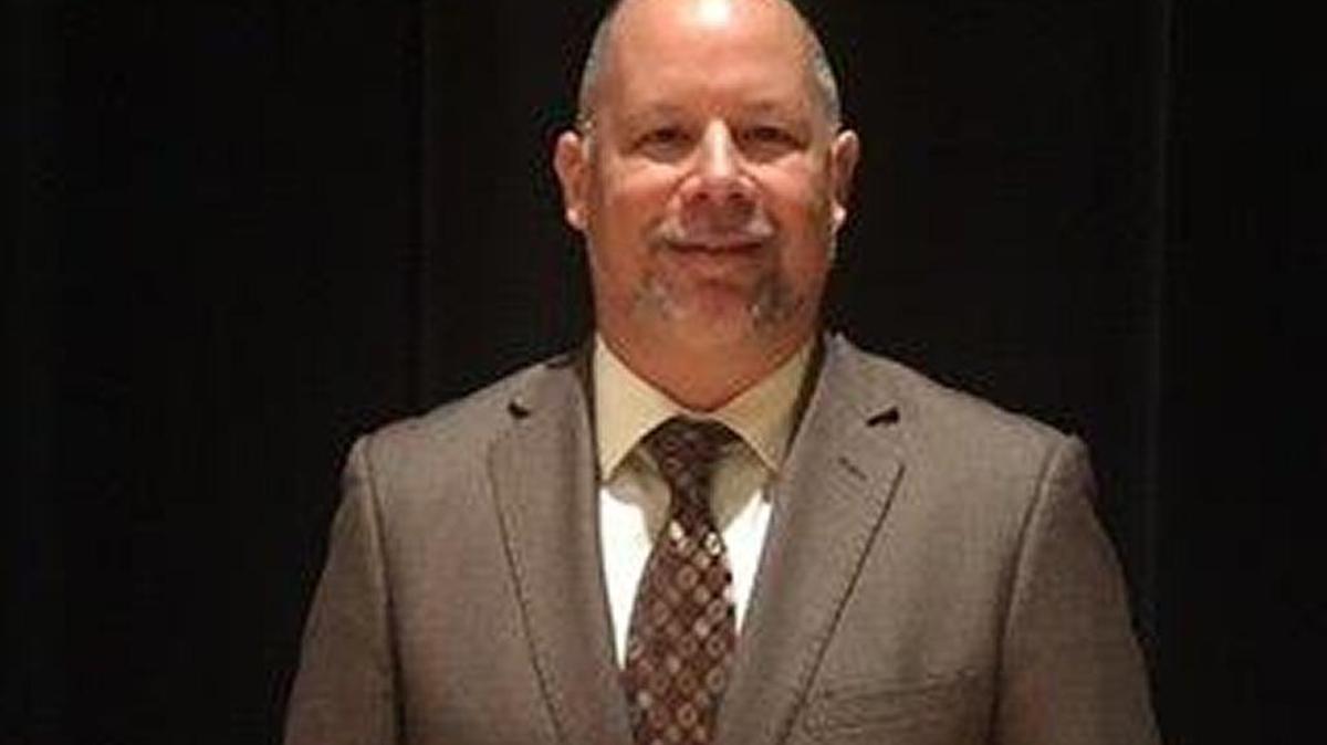 Robert C. Brazofsky, director ejecutivo del programa de Ciencia Sociales.