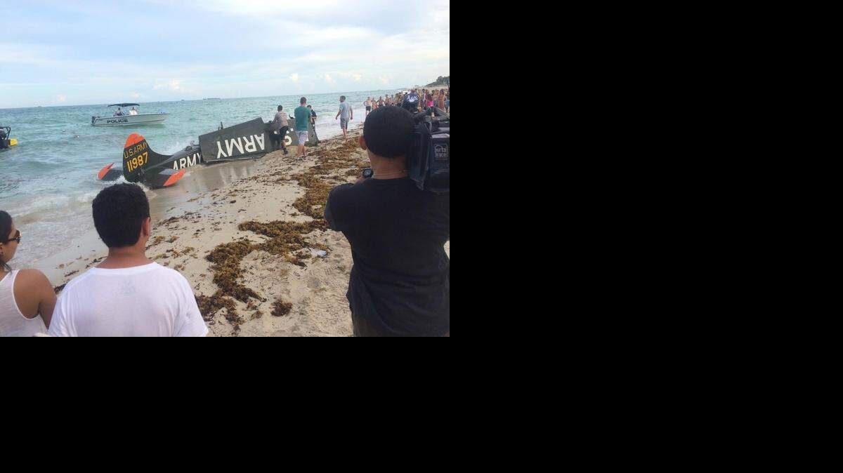 
La avioneta que se precipitó al agua frente a las playas de Miami Beach luego de soltar el banner publicitario.
