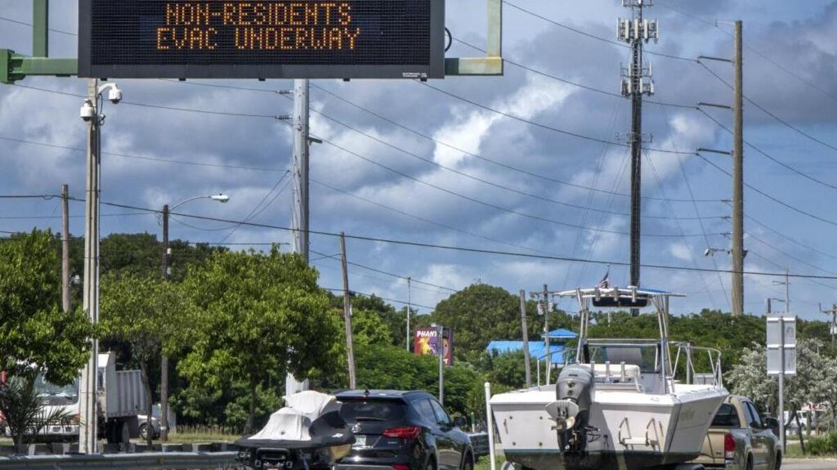 Varios autos evacúan el paso de los cayos de Florida a través de Key Largo, Florida, el miércoles 06 de septiembre de 2017, ante la amenaza de que el huracán Irma, de categoría 5 y el mayor que se tiene registro en el Atlántico, alcance esta región durante el próximo fin de semana. El condado de Monroe, en el extremo sur de Florida, y de Miami-Dade se encuentran en estado de emergencia al encontrarse en la trayectoria que los expertos del Centro Nacional de Huracanes (NHC) estiman para el ojo del ciclón, que mueve vientos de 185 millas por hora (295 kilómetros por hora).