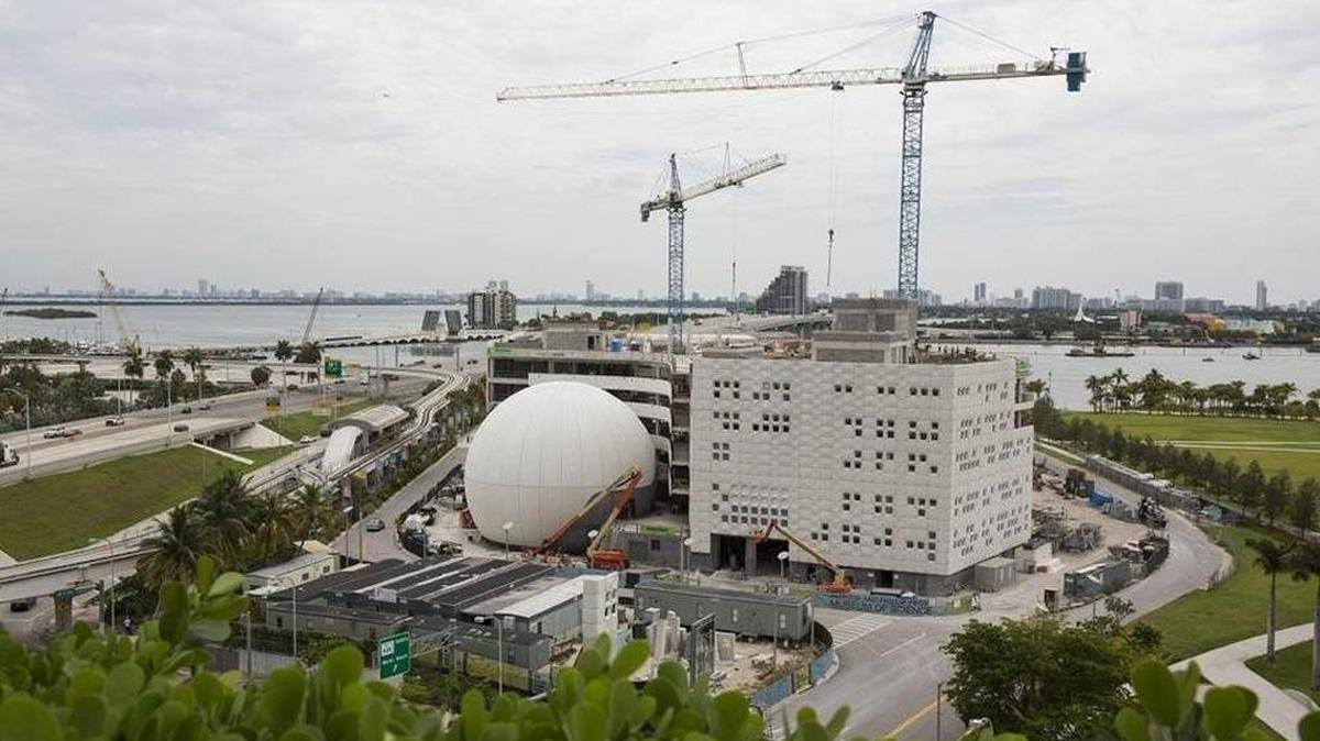 Una vista panorámica de la construcción del Museo de Ciencias Frost, en el downtown de Miami.