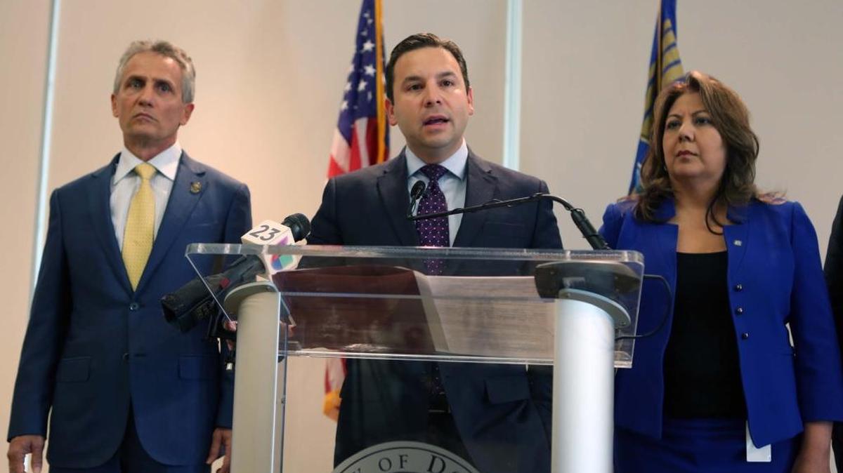 Daniel Espino, (cen.), abogado de la Ciudad el Doral, habla el jueves a los medios el jueves sobre una demanda ganada en la corte, junto al alcalde Luigi Boria (izq.), y la concejal Sandra Ruiz.