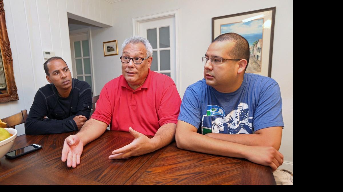 
De izquierda a derecha, los vecinos de North Miami Luis Fellove, Héctor Medina, y Aldo Flores se quejan de la bulla y el olor proveniente de una tintorería industrial a solo algunos pies de sus hogares.
