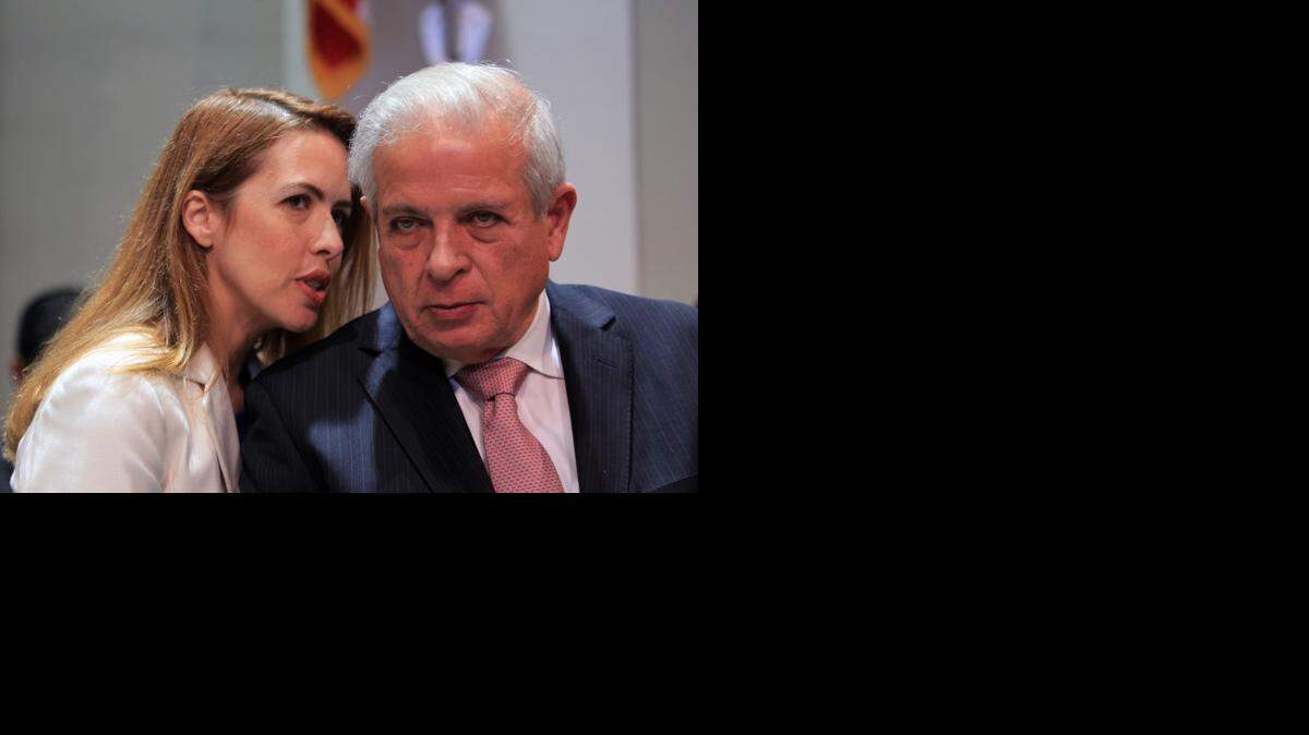 
Raquel y Tomás Regalado conversan en el ayuntamiento de la ciudad de Miami, en marzo del 2014.


