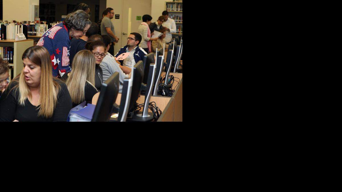 <cutline_leadin>Inmigrantes se</cutline_leadin> dieron cita en la mañana del sábado en South Dade High School para llenar sus solicitudes para la ciudadania estadounidense.