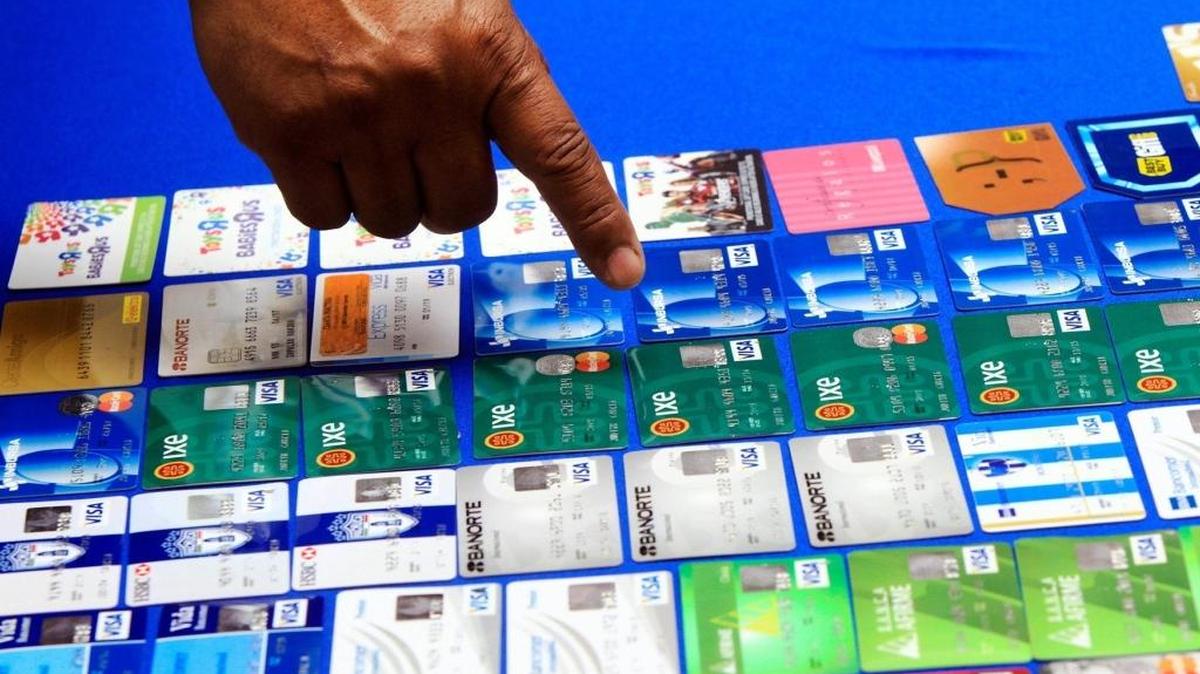 La mano del jefe de policía de McAllen, Texas, Víctor Rodríguez apunta a docenas de tarjetas de crédito fraudulentas que fueron incautadas en el 2012.