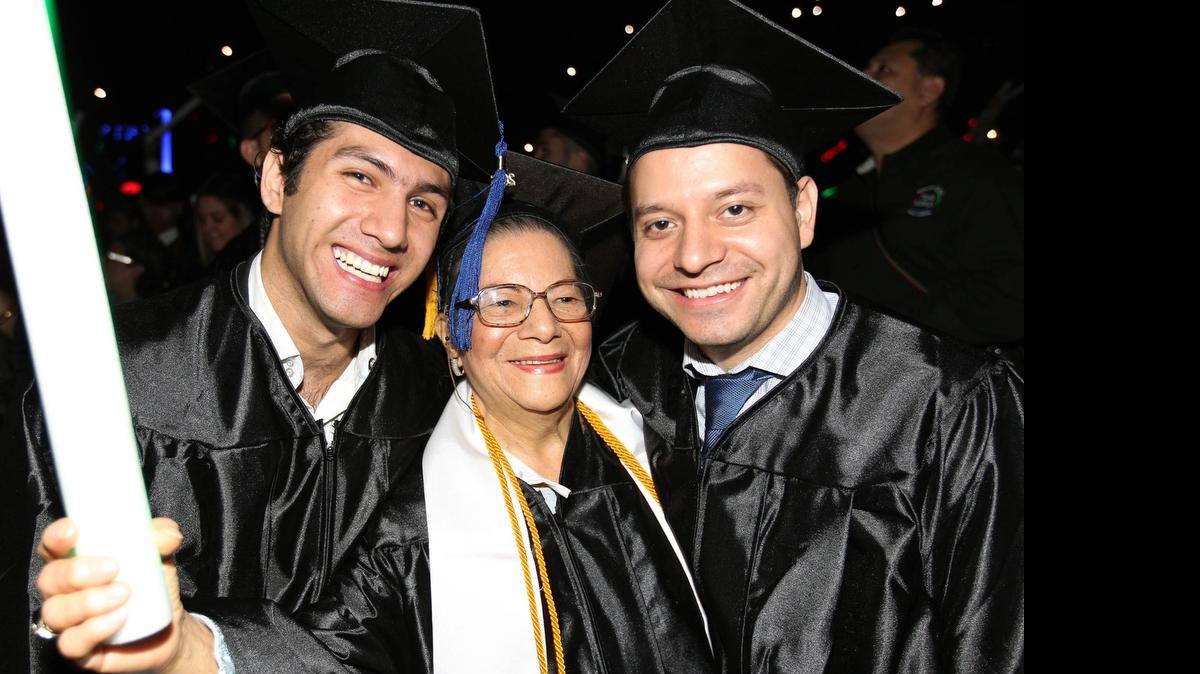 
Rosa Elisa Salgado (centro), una valerosa octogenaria que pese a los inconventientes logró su sueño de graduarse en educación artística y lo hizo junto con sus nietos David Salgado (izquierda) y Mauricio Escorcia (derecha), durante la Ceremonia de Graduación del Campus Wolfson del Miami Dade College, que se celebró en el James L. Knight Center el sábado.
