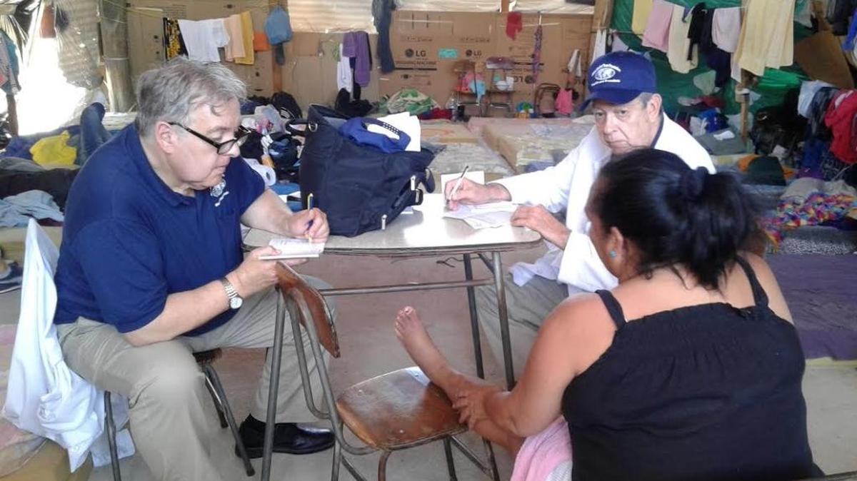 Los médicos de FMMT Jorge Beato (izq.) y Manuel Alzugaray atienden a una paciente cubana en el refugio en Costa Rica.